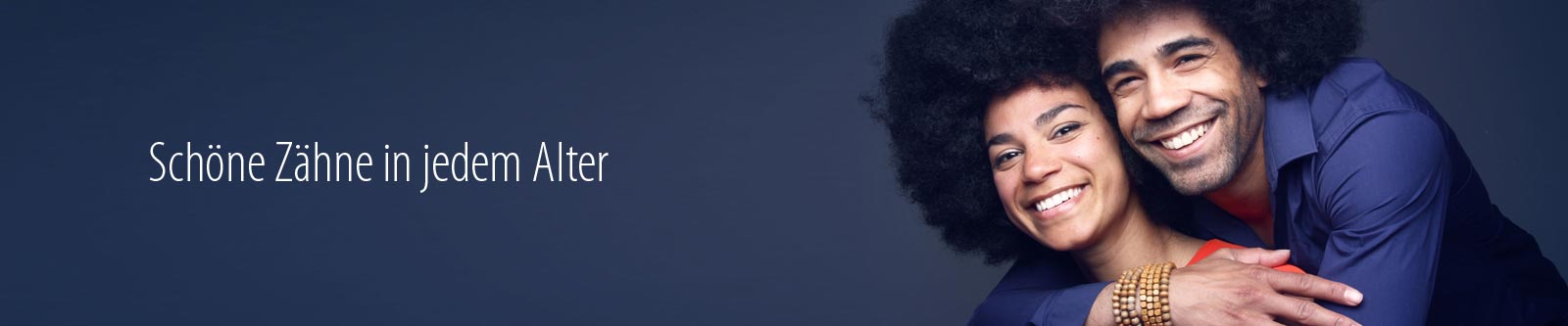 Paar mit weißen Zählen lächeln in die Kamera