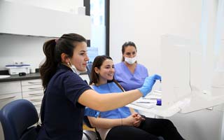 Zahnimplantat oder eine Brücke