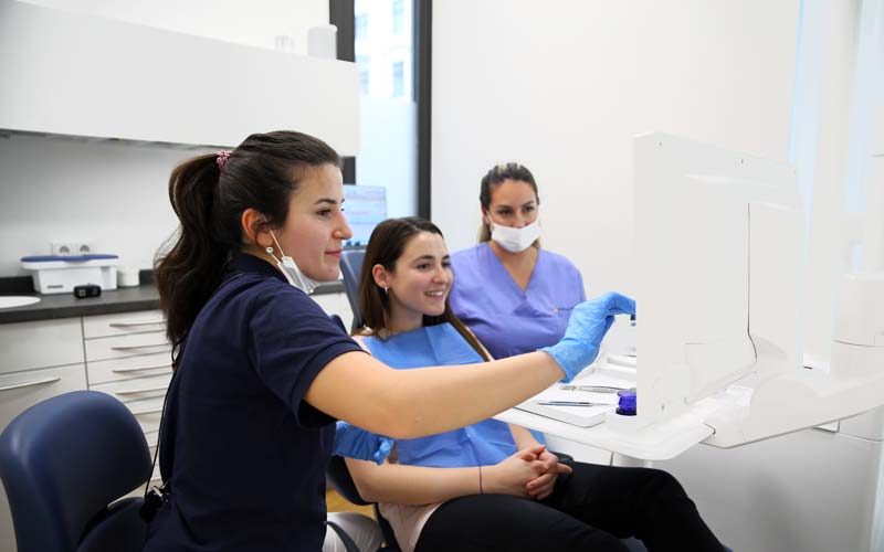 Zahnimplantat oder eine Brücke