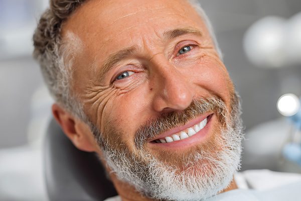 Ein Mann bei der Professionellen Zahnreinigung